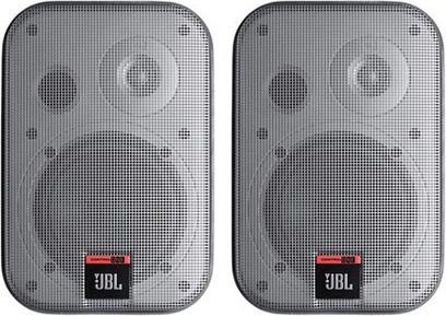 To kompakte JBL Control One højttalere i sølv, set forfra, firkantede metalgitre, rødt JBL-logo i midten