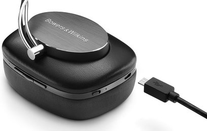 Bezdrátová circum-aurální sluchátka Bowers & Wilkins P7 Wireless v černé barvě, zobrazená z tříčtvrtečního pohledu s nabíjecím kabelem