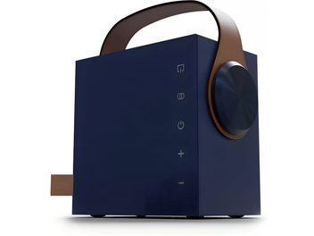 Bærbar Bluetooth-højttaler Morel Biggie i natblå, kubisk kabinet i mat natblåt plast med stor mørk cirkulær drejeknap på højre side og buet hank i brunt læder, set fra trekvart forfra