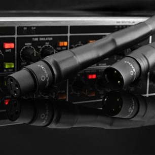 Cavo audio analogico Oehlbach Series 1 XLR 2 m nero, guaina flessibile in PVC, connettori XLR metallici nero opaco a tre poli con logo bianco, primo piano prospettico che mostra i terminali maschio e femmina