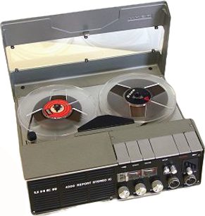Uher 4200 Report IC pelēks stereo lentes magnetofons, atvērts, skats no augšas, ar divām magnetofona lentes spolēm