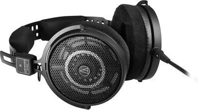 Audio Technica ATH-R50X sort, åben, kablet hi-fi-hovedtelefon med cirkulært perforeret metalgitter, tykke velourørepuder og perforeret plastikbøjle, kabel tilsluttet højre ørekop, set fra trekvart højre vinkel