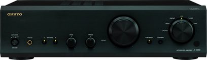 Frontvue af Onkyo A-9355 sort hi-fi stereoforstærker med knapper og drejeknapper, digitalt display og hovedtelefon- og mikrofonindgange
