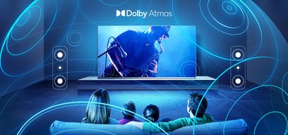 Dolby Atmos-fjernsyn, der viser en musikscene med en guitarist og tilskuere siddende på en sofa, set forfra