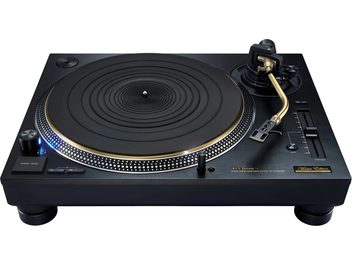 Gramofon winylowy Technics SL-1210GMEEK w kolorze czarnym, złote ramię odczytujące w kształcie litery S, widok z góry na talerz i elementy sterujące