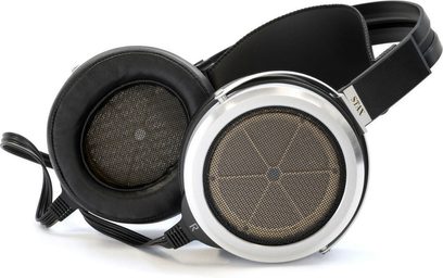 Avatud hi-fi kõrvaklapid STAX SR-009S, ümmargused elektrostaatilised muundurid, mustad sangad ja koorikud, oovaalsed beežid polstrid