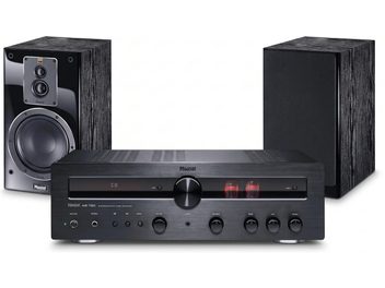 Črn cevni stereo ojačevalnik-sprejemnik Magnat MR 780 s parom črnih knjižnih zvočnikov, pogled od spredaj