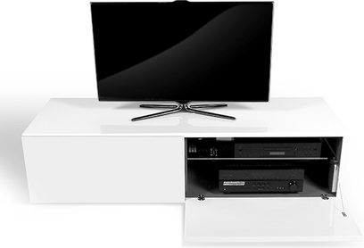 Hvidt TV-møbel med sort glaslåge, indeholdende en DVD/Blu-ray-afspiller, toppet med en sort fladskærms-TV i slukket tilstand