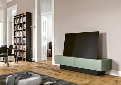 Spectral Brick BR2001 TV-møbel i grøn og sort, med integreret reol, set forfra i en moderne stue