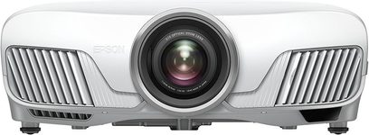 Epson EH-TW9300W hvid videoprojektor, set forfra, linse i midten, sidehullede ventilationsgitre
