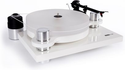 Hi-fi gramofón Block PS-100+ s hranatým lakovaným bielym šasi, hrubým matným akrylovým tanierom, valcovými nohami a kladkami z brúseného hliníka, čiernym ramenom a externým motorom poháňaným remeňom, pohľad z prednej pravej perspektívy