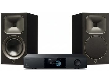 Sort Kenwood hi-fi-anlæg med netværksafspiller med skærm og to sorte MartinLogan reolhøjttalere