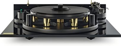 Musta metall- ja akrüüldetailidega Michell Engineeringu vinüülplaadimängija GyroDec, kuldsete massidega taldrik, toonarm paremal, vaade eest