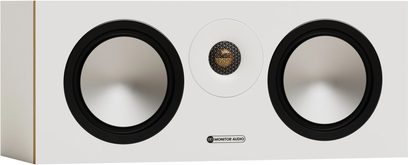 Централен високоговорител Monitor Audio Bronze 7G Centre в бял цвят, правоъгълен дървен корпус с матова бяла завършваща обработка, с два средно-нискочестотни високоговорителя в сребрист цвят, оградени в черно, разположени около централния високочестотен високоговорител с позлатен купол, преден изглед с леко перспективен ъгъл