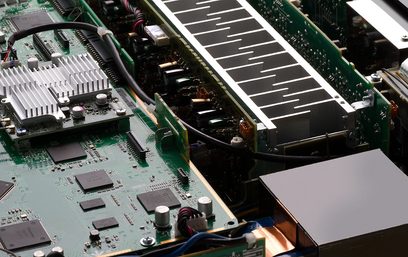 Printkort med grønne printplader med elektroniske komponenter, aluminiumkølelegemere og metalkonnektorer