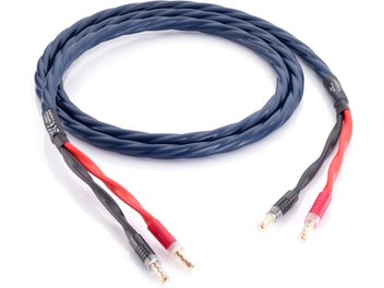 Inakustik højttalerkabel Speaker 425, marineblå, flettet i plastikskede, set ovenfra, udstyret med fire gyldne metalbananstik med røde og sorte markeringer