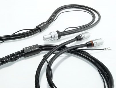 Černé a stříbrné RCA audio kabely Lyra Phono Pipe 1,2 m, detailní pohled, smotané, viditelné konektory