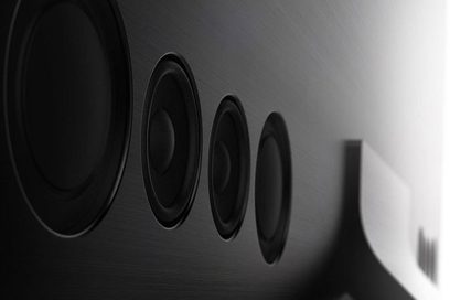 Ovale zwarte luidsprekers van verschillende maten, zijdelings gezien op een Samsung QE85Q950TS-televisie, close-up