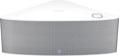 Trådløs, tilsluttet Samsung WAM 751 højttaler i hvid, set forfra, med metalrist på forsiden og Samsung-logo øverst