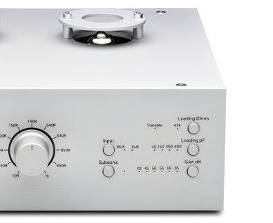 Stříbrný broušený hi‑fi phono předzesilovač s velkým voličem impedance a tlačítky pro nastavení zátěže, zisku a vstupu