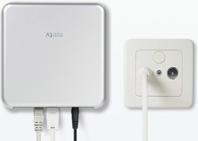 Rechteckiges weißes Gehäuse mit Antenne, Kabel und Anschlüssen sowie weiße Fernbedienung mit schwarzen und grauen Tasten