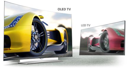 To OLED-fjernsyn, der viser billeder af gule og røde sportsvogne set fra siden og forfra