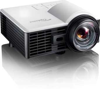 Optoma ML1050STI videoprojektor i sort/hvid plast, set fra tre kvart vinkel, stor frontlinse, sidegitter