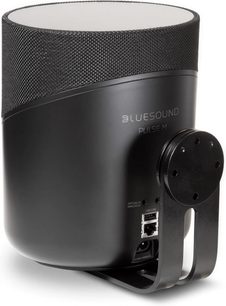 Czarna, podłączona kolumna głośnikowa BlueSound Pulse M, widok z przodu i z boku, na czarnym uchwycie ściennym, z czarną tkaniną maskującą