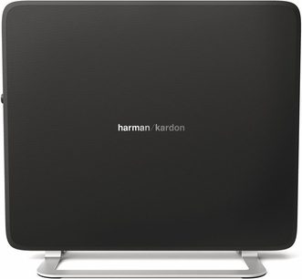 Harman Kardon Sabre SB35 zwarte soundbar, vooraanzicht, geplaatst op een witte standaard, met het "harman/kardon" logo in wit