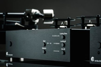 Phono předzesilovač Pro-Ject Uni Box S3 černý, pohled zepředu, s nastaveními Input Subsonic Gain Loading Ohms a pF