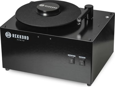 Černý vinylový přehrávač Rekkord Audio RCM, pohled shora z pravého předního 3/4 úhlu, talíř, rameno, vypínač a konektory na zadní straně