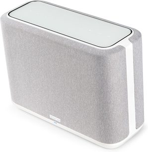 Biała inteligentna kolumna Denon Home 250, jasnoszara tkaninowa maskownica, szklany górny panel dotykowy widoczny w ujęciu trzy czwarte