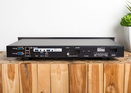 Player de rețea Bryston BDP-3, vedere din spate, cu conexiuni USB, HDMI, Ethernet, audio digital, așezat pe mobilier din lemn