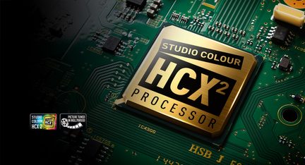 Procesor Studio Colour HCX2 văzut din față pe o placă de circuit imprimat verde, sigle Studio Colour HCX2 și HCX2 Processor