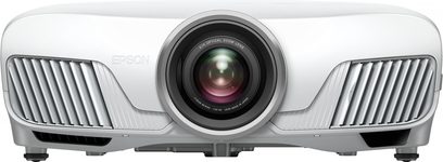 Epson EH-TW7400 hvid videoprojektor set forfra, centralt placeret linse, skydekappe, justerbare fødder