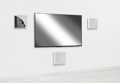 Enceinte encastrable murale PMC Ci30 noire, vue de face et de profil, écran plat, grilles blanches carrées