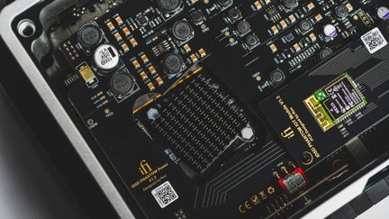 Nærbillede af iFi iDSD Phantom high-fidelity lydkredsløb, sort printplade med komponenter og chipmodul