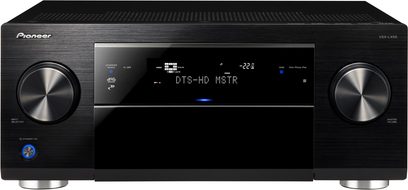 Pioneer VSX-LX55 hjemmebiografsforstærker, set forfra, sort front med blå LCD-skærm i midten, der viser "DTS-HD MSTR", to sølvfarvede drejeknapper på hver side