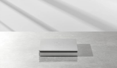 RSA780 børstet metallisk rosa CD-spiller, skrå forfremstilling på ensfarget grå bakgrunn, gravert logo på dekselet
