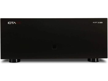 Hi-fi мощностен усилвател IOTAVX AVXP 3-300, черен, с минималистичен правоъгълен преден панел, гледан отпред