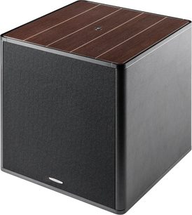 Subwoofer Sonus Faber Gravis V, ořech, tříčtvrteční pohled s černou přední mřížkou a žebrovaným dřevěným vrchem
