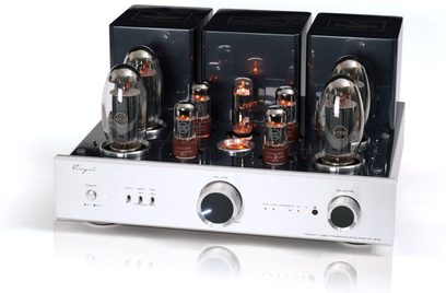 Cayin CS-150A zilveren geïntegreerde stereo buizenversterker, zilverkleurige metalen behuizing met geborsteld frontpaneel, zes zichtbare glazen buizen en drie zwarte transformatoren bovenop, grote volumeknop, keuzeschakelaar en schakelaars aan de voorzijde, driekwart vooraanzicht