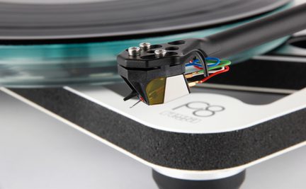 Braço de platina preto com cabeça de leitura, cabos coloridos, prato de vidro, logotipo P8 visível em fundo branco e preto