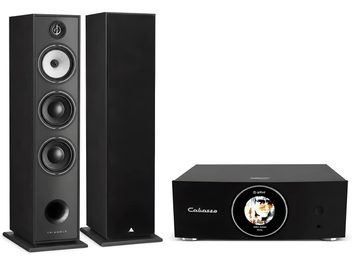 Cabasse hi-fi komplekt kahe musta Triangle'i põrandakõlari ja ümara ekraaniga musta võrguvõimendiga eestvaates