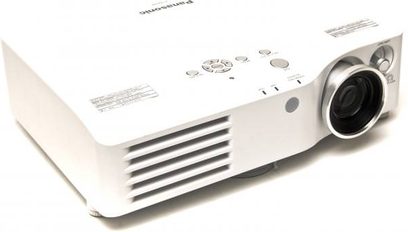 Panasonic PT-AX200E hvid videoprojektor set forfra, objektivet er forskudt til højre, ventilationsriste og kontrolknapper