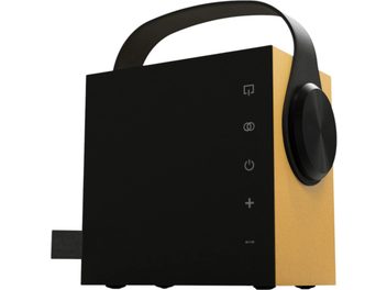 Nešiojama „Bluetooth“ kolonėlė Morel Biggie geltonos spalvos, kubo formos dvispaldis juodos ir auksinės geltonos matinio metalo korpusas, su juoda lenkta rankena, dideliu apvaliu šoniniu mygtuku dešinėje pusėje ir lietimui jautriais valdymo piktogramomis priekyje, vaizdas iš dešinės priekinės pusės trimis ketvirčiais.