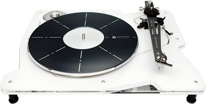 Vertere Acoustics Pack Raw DGX witte hi-fi platenspeler, licht schuin van boven gezien, glanzend wit acryl onderstel, ronde zwarte draaitafel met metalen rand en zwarte toonarm aan de rechterkant gepositioneerd