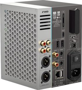 Сребърно-черен мрежов аудио плеър FiiO R9 от алуминий, заден тричетвъртен изглед, показващ широка хексагонална вентилационна решетка от лявата страна и множество конектори RCA, XLR, оптически, коаксиални, HDMI, USB, RJ45 и захранваща вилка