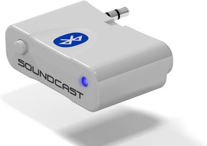 Rektangulær lysegrå trådløs sender Soundcast BlueCast set forfra med blåt logo og sølvfarvet jackstik i siden