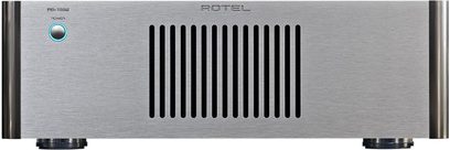 Rotel RB1582 MKII sølvforsterker, frontpanel med svart grill, blå knapp, sentrisk frontvisning